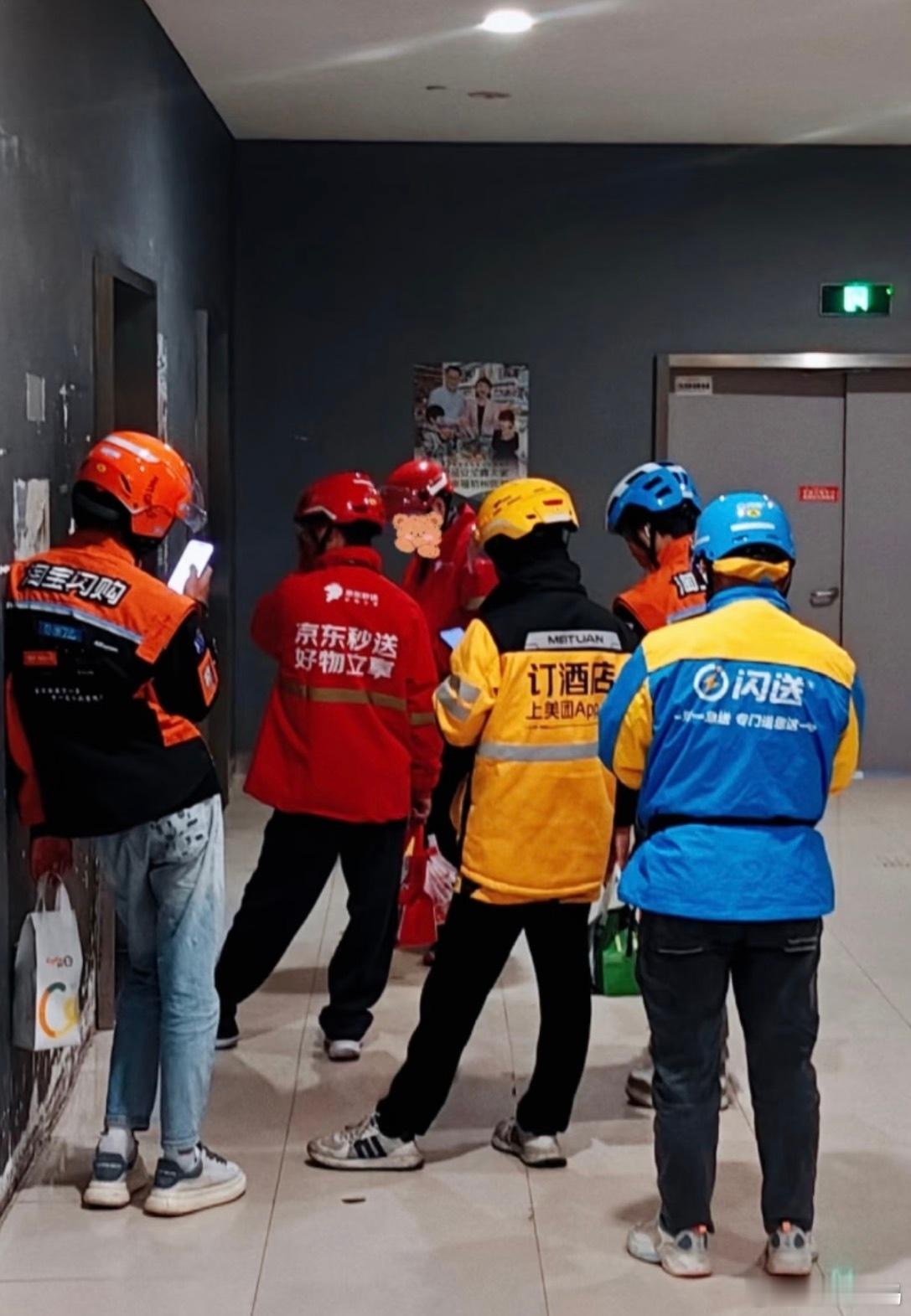 骑手实测平台1分钟现实才42秒唉，不容易…逛商场看来来往往穿梭的骑手，步伐非常快