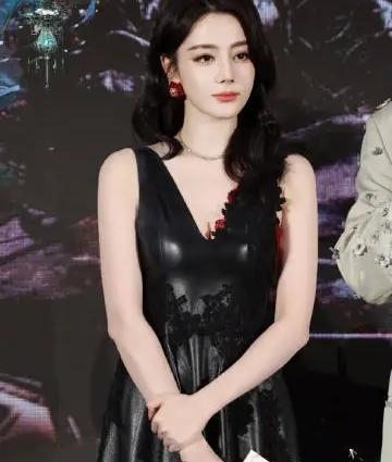 迪丽热巴笑不起来，《白日提灯》放在《逐玉》后面播，封底液将军也在说她演的剧。
张