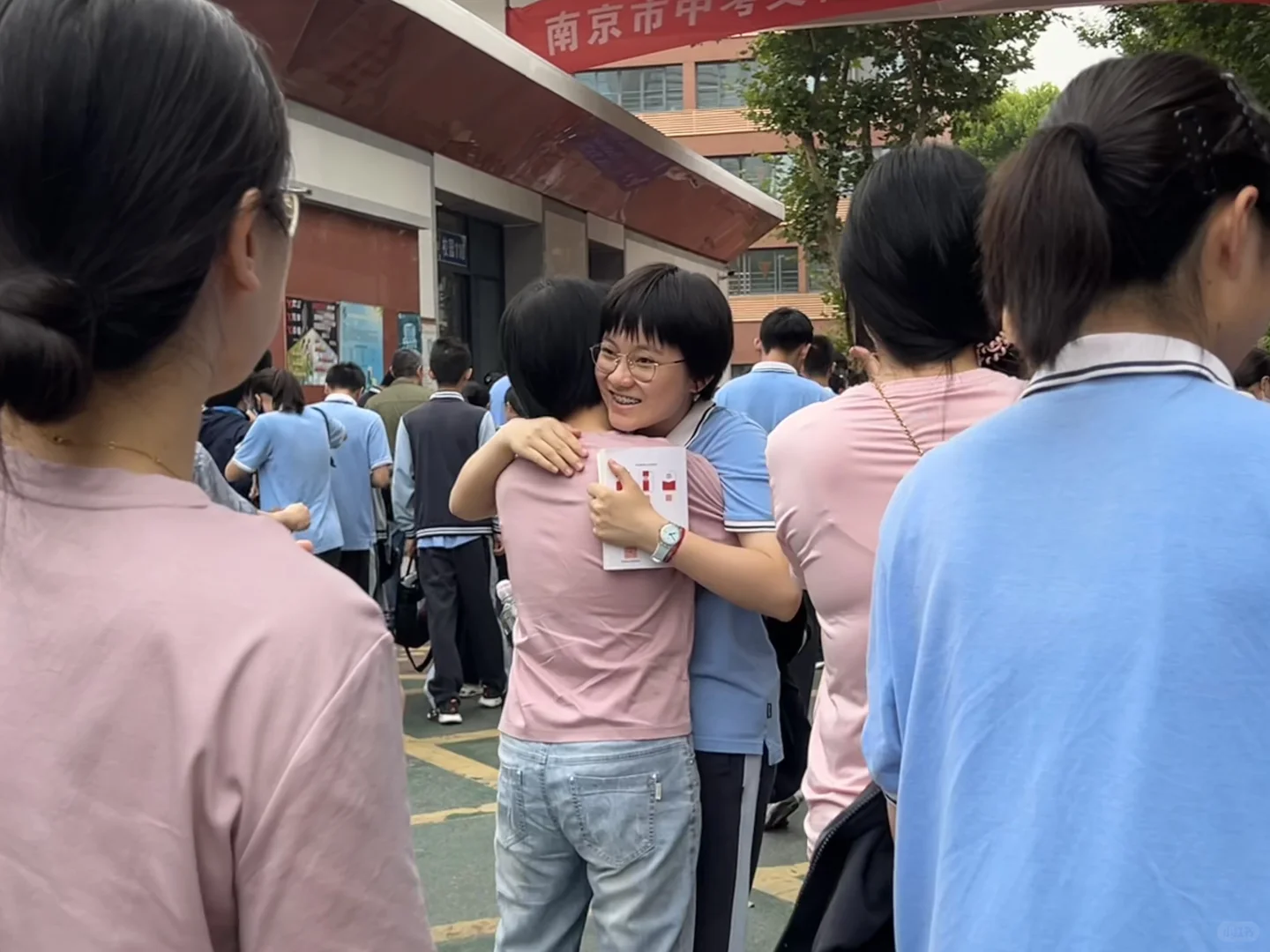 中考直击：今天南京中考现场美好“瞬间”