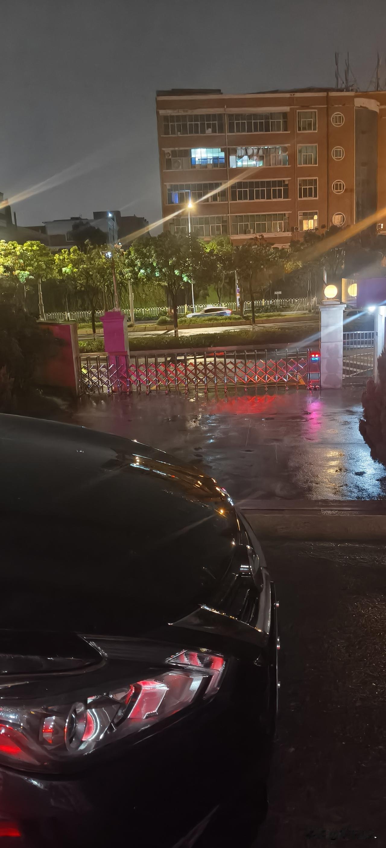 秋夜台风，独自留守公司值班。倦时就在车内小憩，听雨声落于阶前。回首过往，碌碌半生