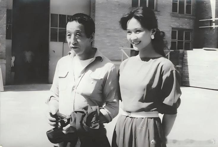 八十年代日本电影代表团访华。图一方舒和田中邦卫(电影《追捕》饰演横路敬二)合影，