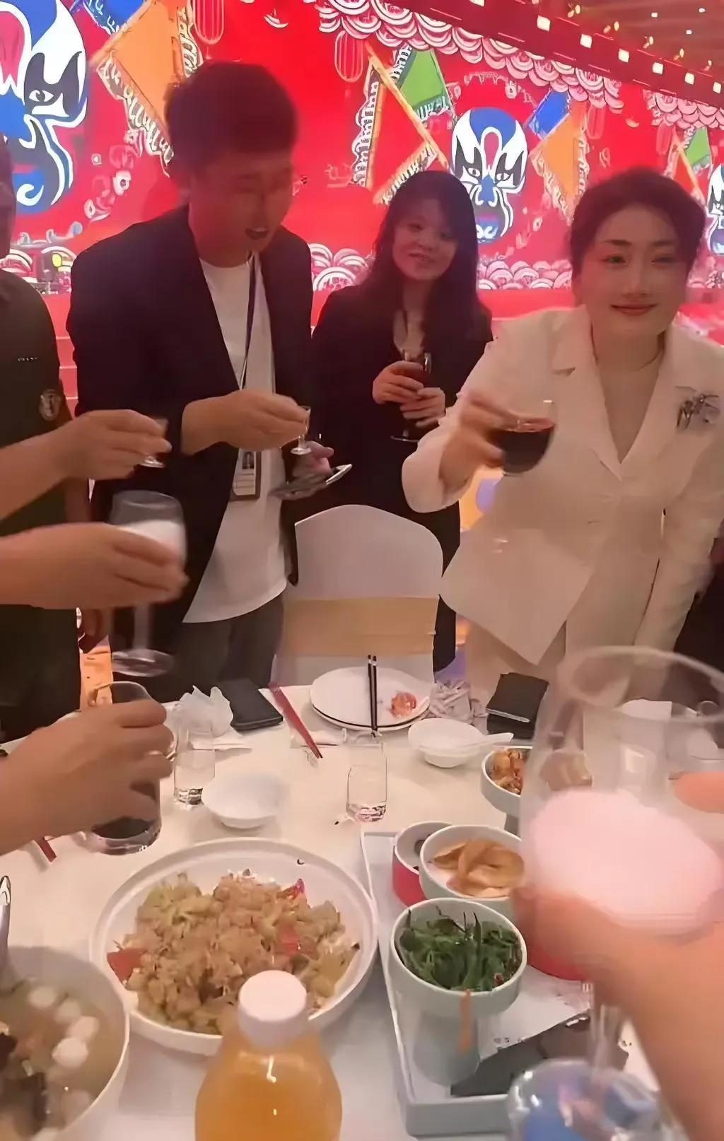 宗馥莉主持娃哈哈工作，这六点非常亮眼！

第一、参加集团经销商晚宴，一身白色西装