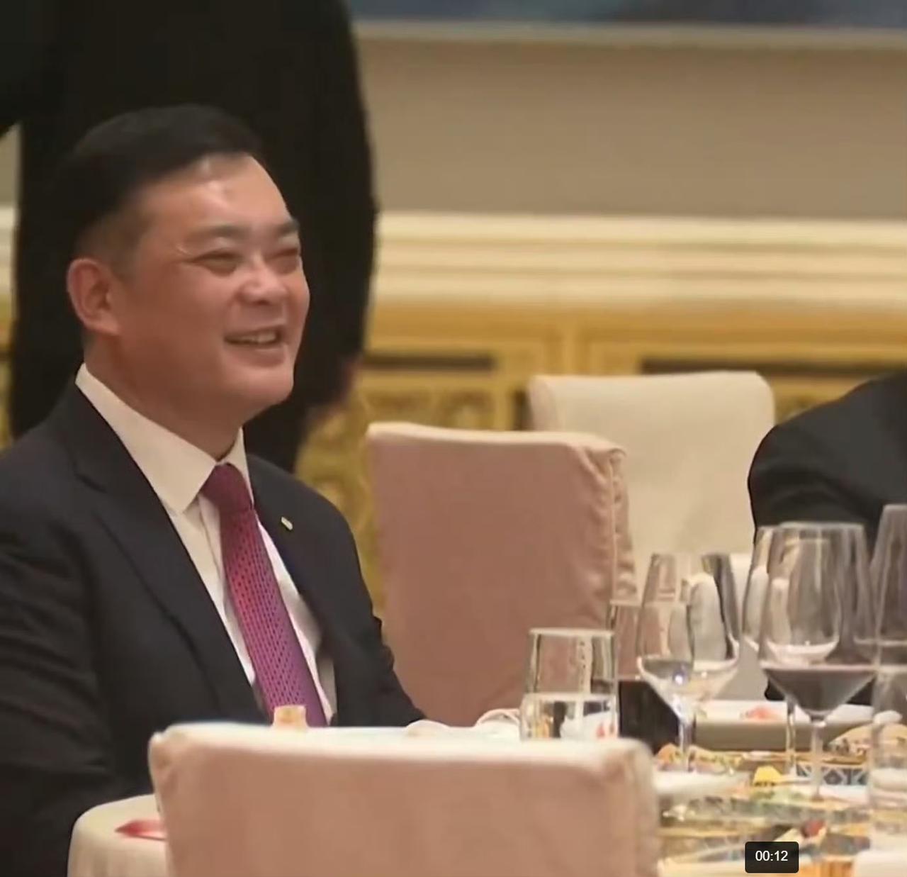 特朗普访华晚宴上，福耀集团董事长曹晖被安排到了马斯克右手边的座位，开餐前很多企业