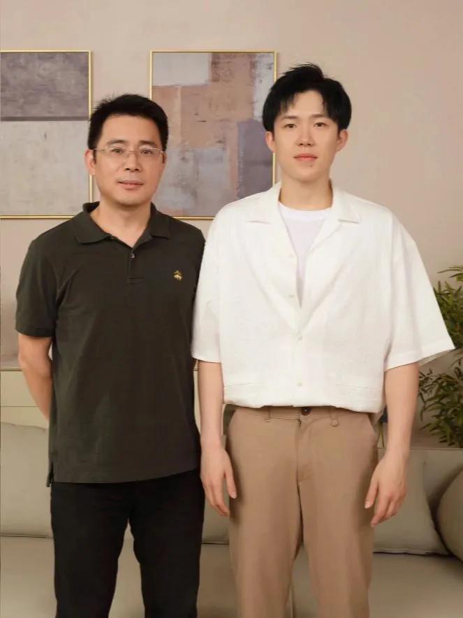 是很乖的出勤老师！
这一套清澈见底，板板正正，合照真好！
王楚钦适合白色，穿的很