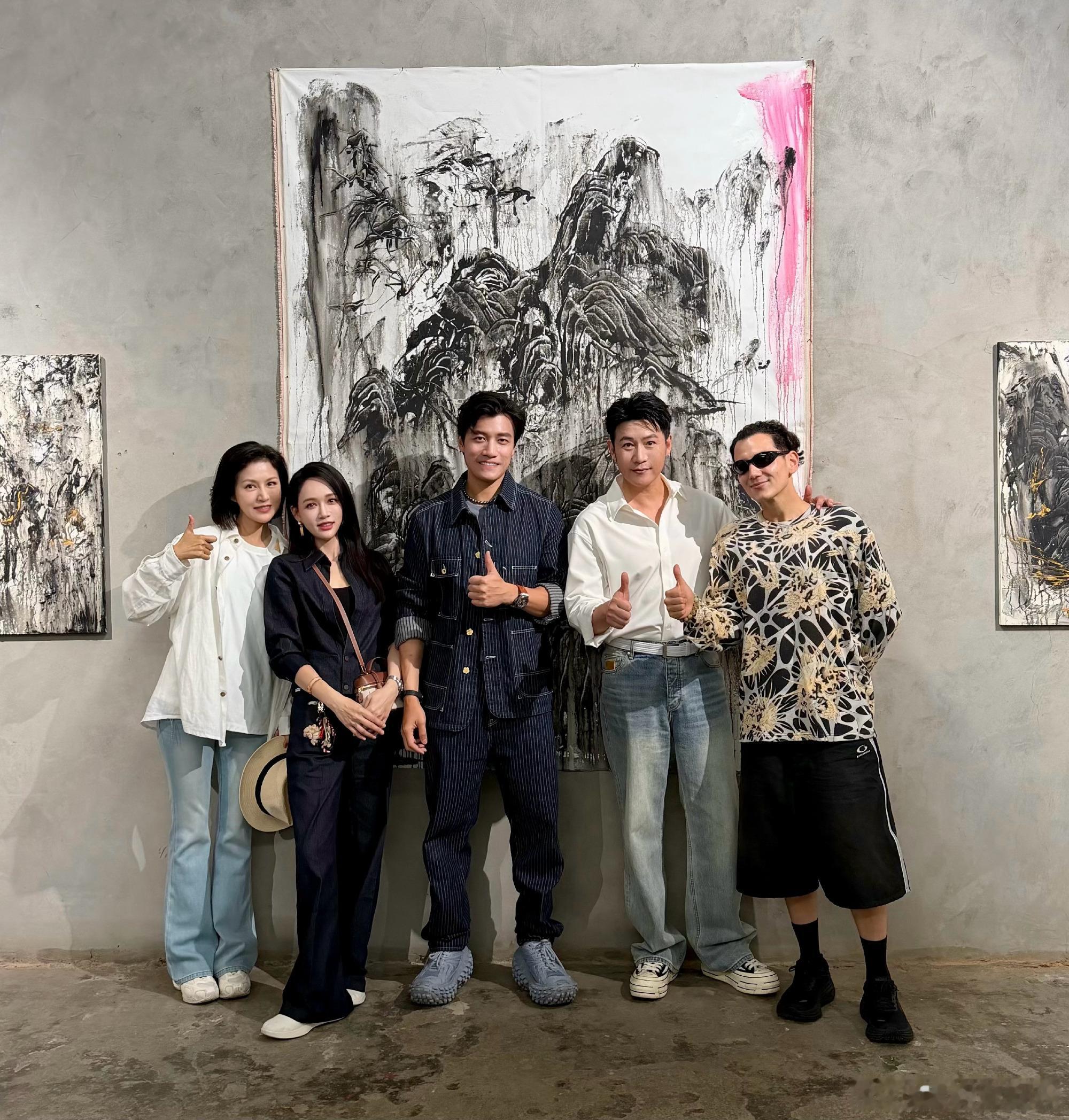 陈乔恩Alan陆毅鲍蕾同游今日，陈乔恩晒照分享日常，12宫格日常中，不仅出现了老