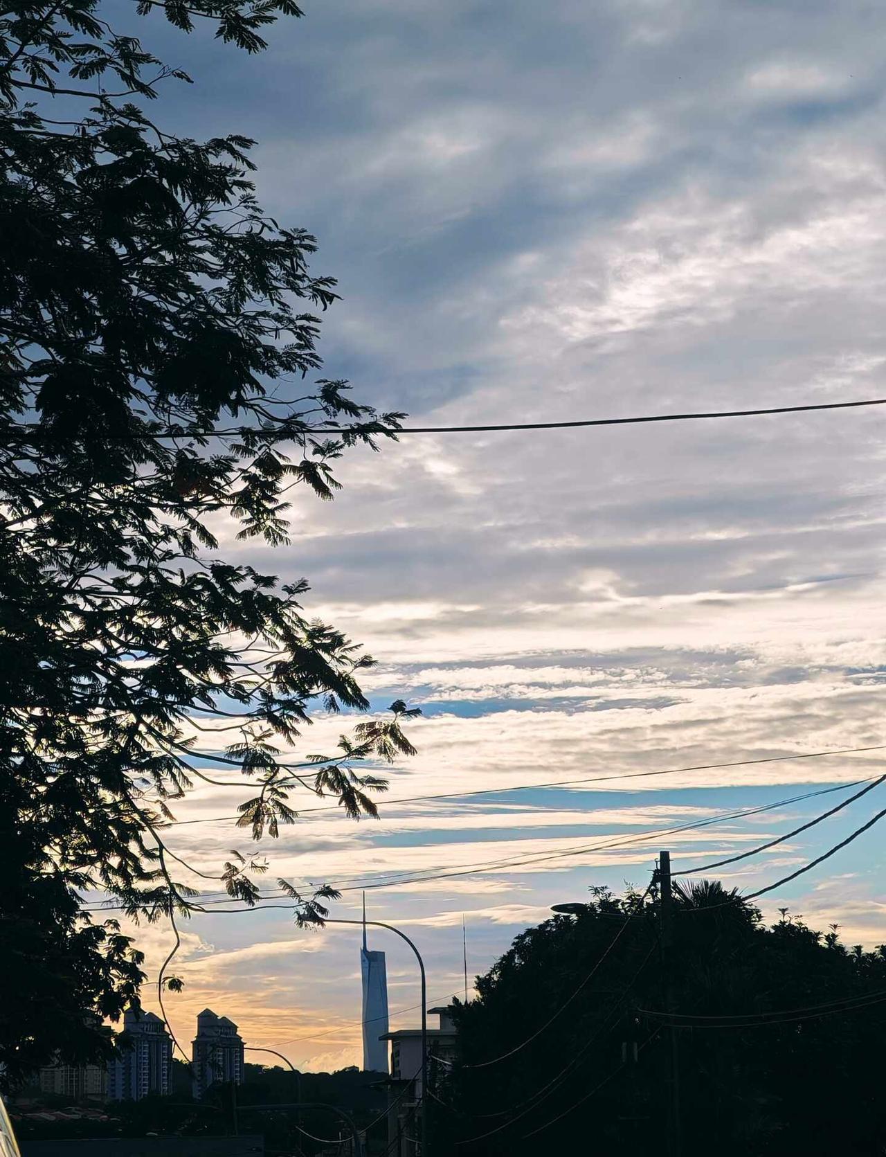 🇲🇾 今天的早晨太美了
今天一出门，
就发现今天天空好美。
	
有棉花似的云