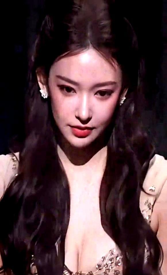 全网追着骂她2.9分面瘫，她却用“建模身材”堵上了所有人的嘴。
他们说她是花瓶，