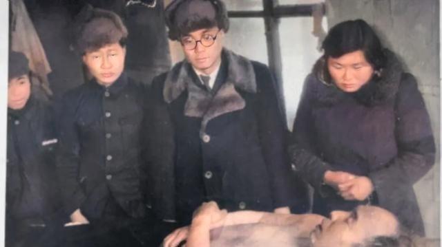 1946年，东北哈尔滨，被国民党特务杀害后李兆麟将军的遗容，旁边站着的是她的妻子