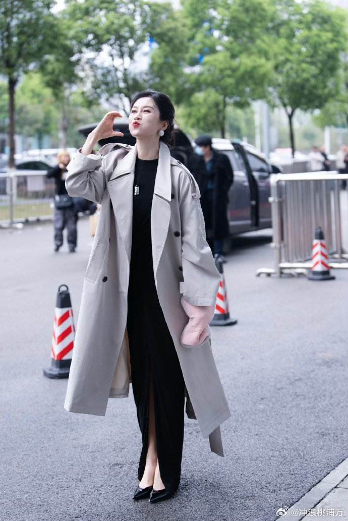 我拍了拍乘风乘风姐姐路透也太能打了！街拍氛围感直接拉满，每一张生图都颜值在线，气
