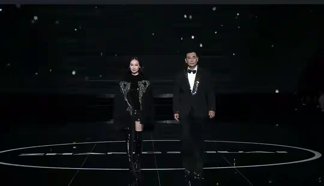 赵文卓女儿 远看以为黄圣依赵文带大女儿首次出现在媒体前，17岁的赵子仪身高超17