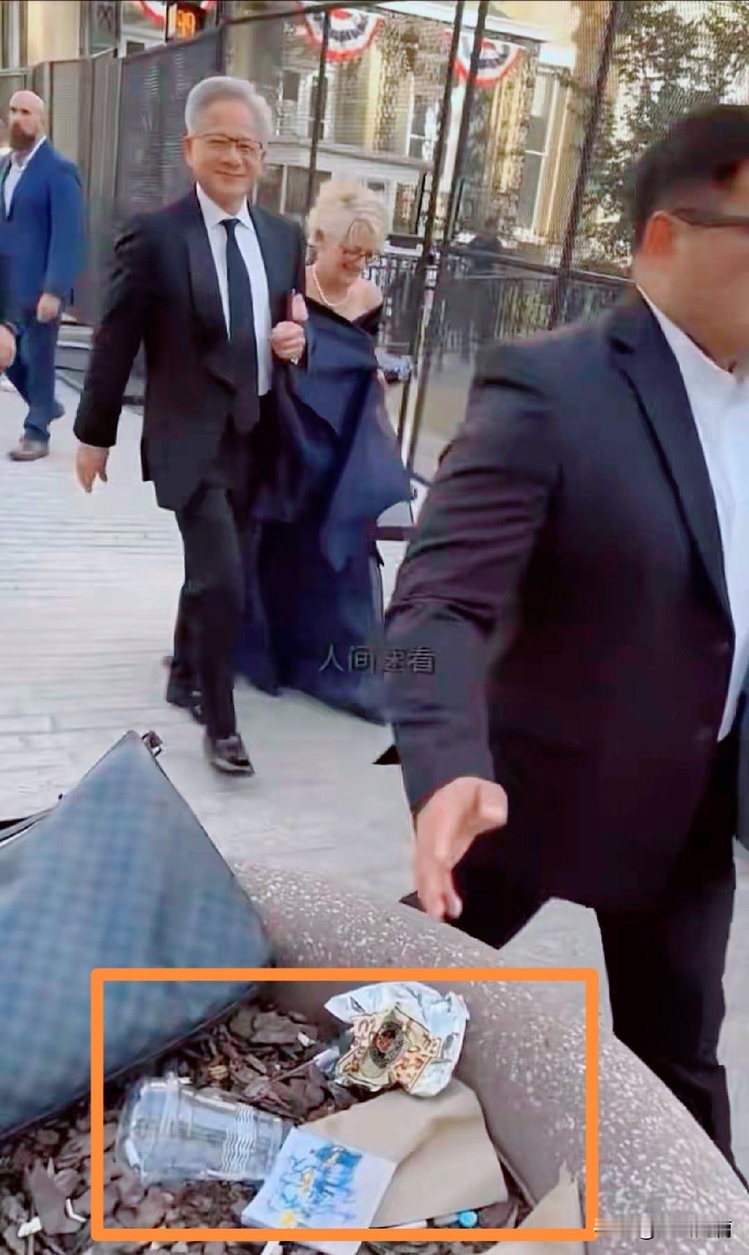 终于脱掉了皮夹克，西装革履去参加晚宴了[得意][得意]

英伟达的掌舵人黄仁勋，
