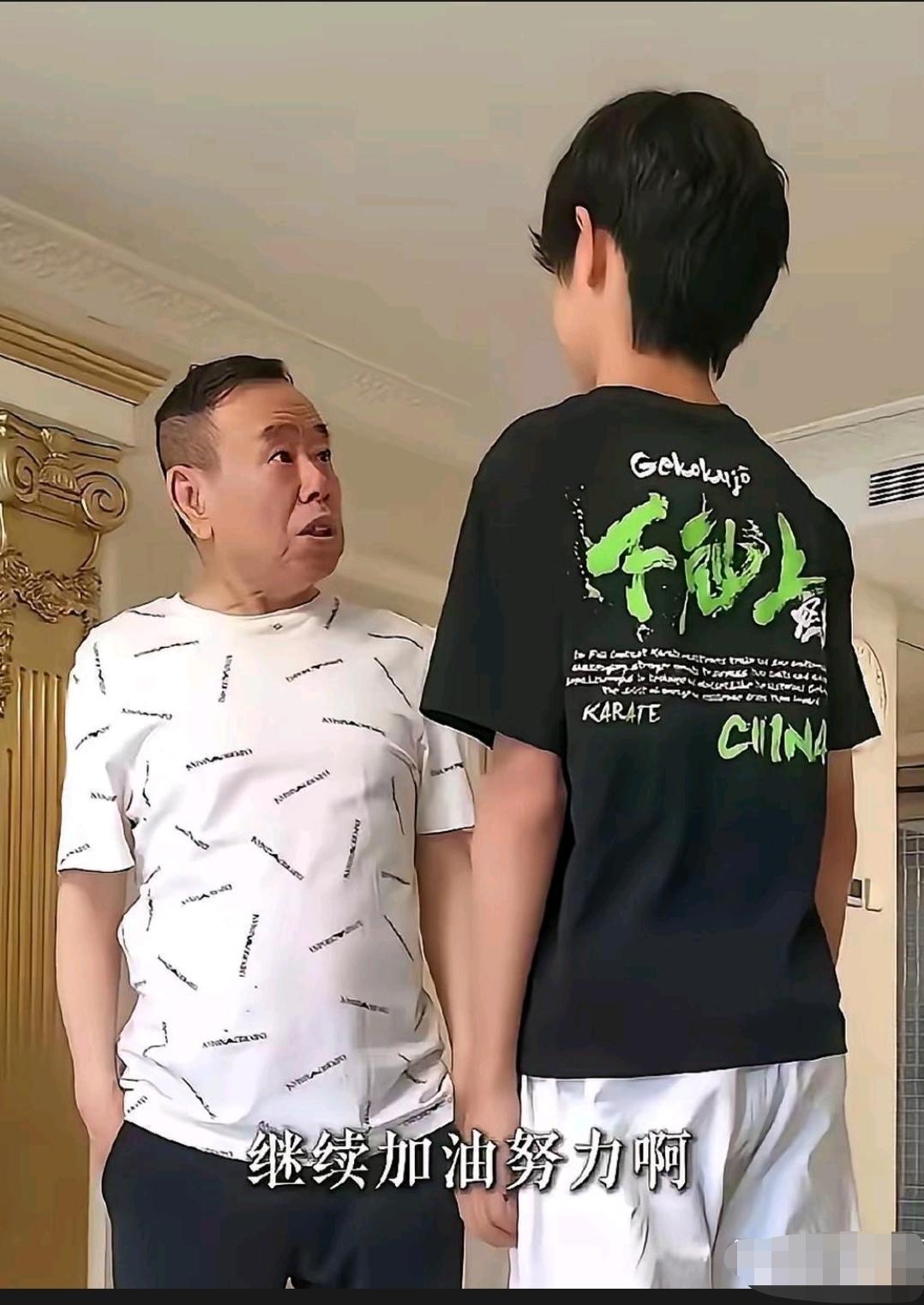 潘长江外孙，才几岁的孩子都超过了他的身高，现在的孩子真是没有矮的了。