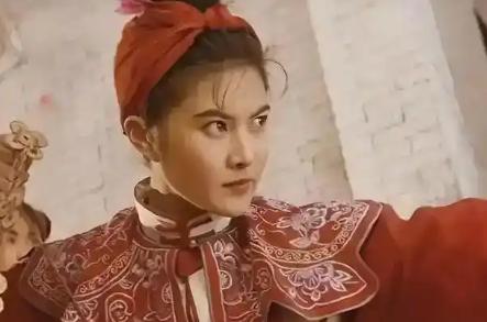 1900年，“黄莲圣母”林黑儿被八国联军活捉，洋人逼她展示所谓护身法术，她沉默不