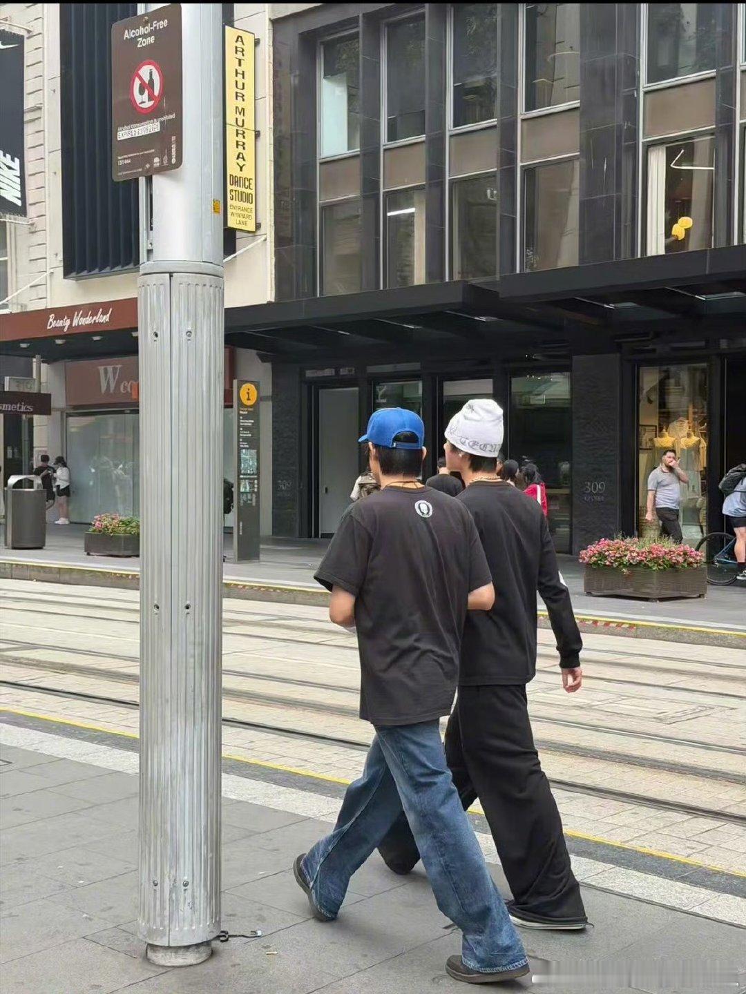 悉尼偶遇张极张峻豪逛街悉尼街头偶遇张极张峻豪悉尼街头偶遇张极张峻豪 