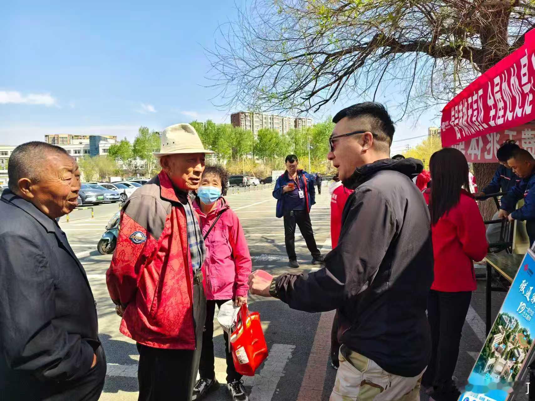 平时常来肆季南河堤坝遛弯，这次赶上联通客户日的便民摆摊，不用跑营业厅，现场就能解