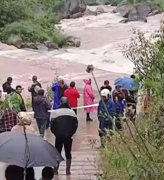 悲剧往往是从心存侥幸开始的。。。
四川屏山县，父亲骑着三轮车带着两个儿子，路过漫