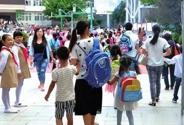 老教师的呼吁引起了广泛的共鸣和热议。许多人认为学校应该更加关注教育本身，而不是让