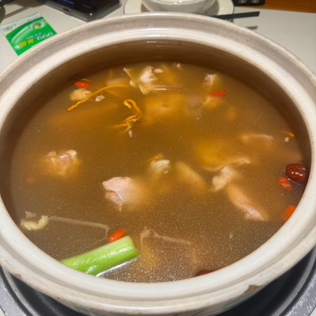 来云南必须打卡野生菌菇火锅。土鸡原汤作底，各色山野鲜菌整齐摆盘下锅慢炖，焖煮过后