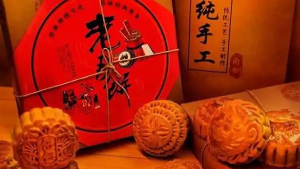 年轻人重塑月饼江湖：礼盒价腰斩至300元内，DIY款成社交新宠
 
2025年中