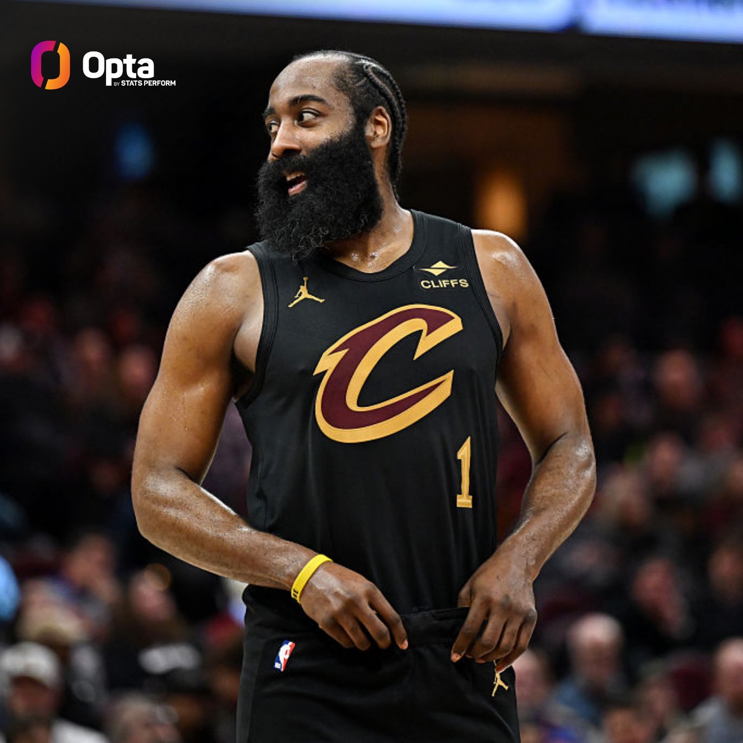 在 NBA 历史上，只有两位球员在加盟球队的前 5 场比赛中，得分超过 90 分