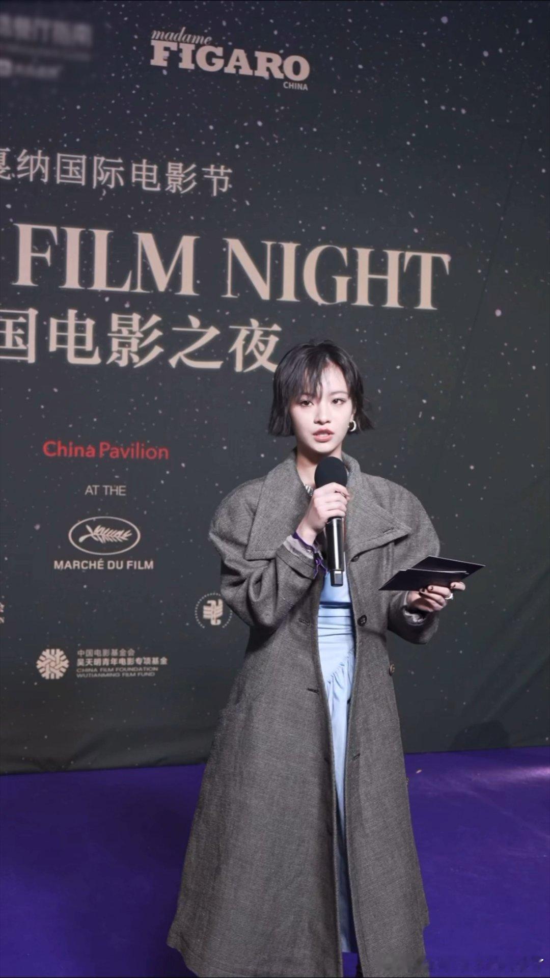 李庚希戛纳英文致辞李庚希惊艳亮相戛纳盛典，一口流利英文致辞尽显优雅气场。举止得体