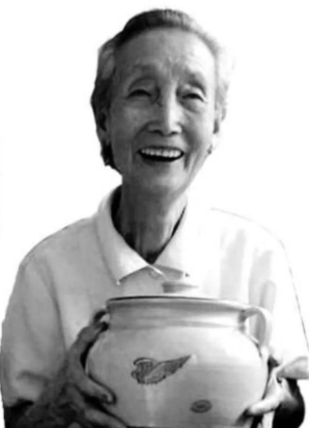 1942年，5位美国飞行员在返航途中飞机坠毁，被中国农妇赵小宝救下，没想到50年