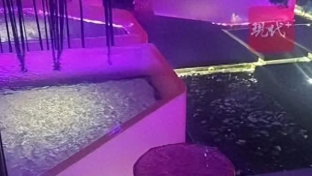 6月28日报道贵阳，三名女子在洗浴中心洗澡，都光着身子，一丝不挂，怎料洗浴场所私