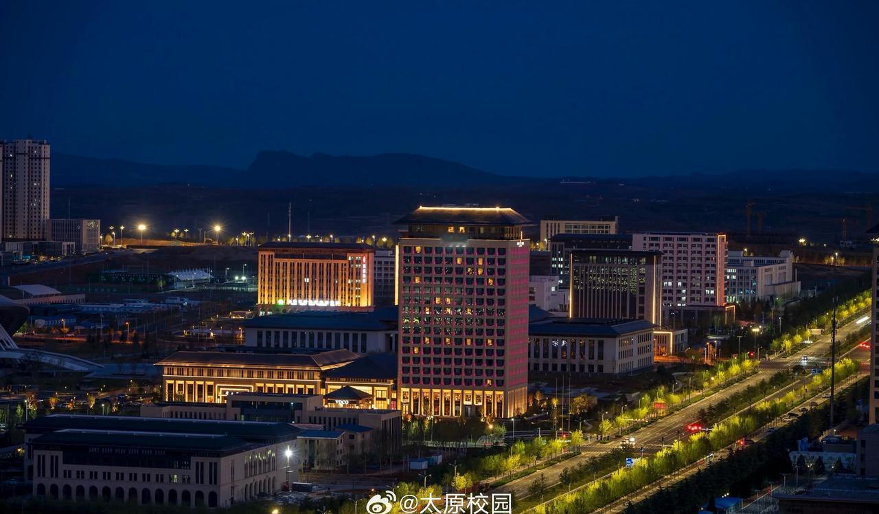 当暮色浸透校园，白日里庄重的建筑在月光与灯光的勾勒下，显露出不同于以往的温柔棱角