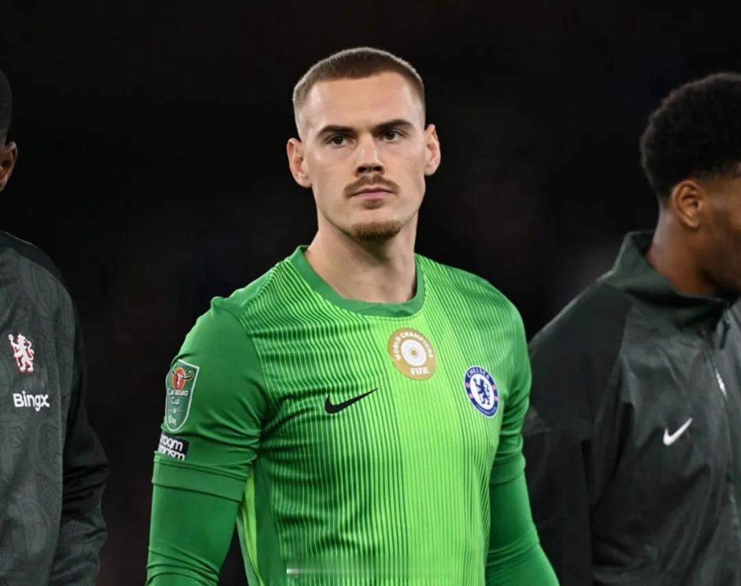 罗马诺消息，菲利普-约根森正考虑在一月份离开切尔西，以在下半赛季寻求更多出场时间