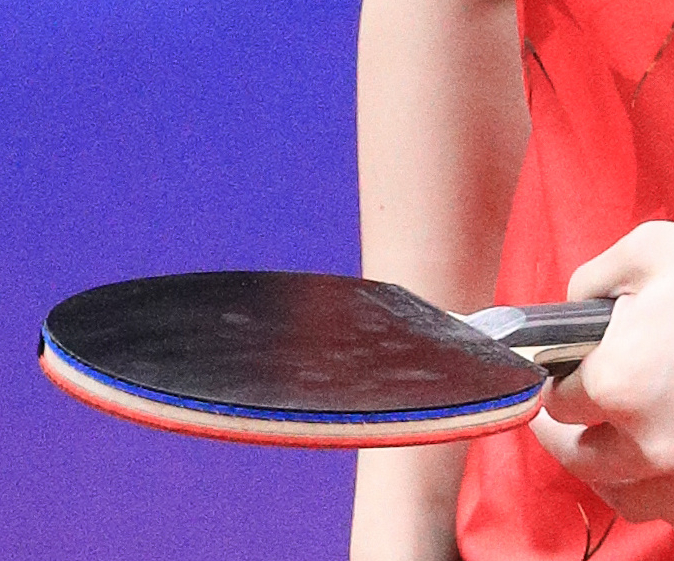 昨天用的是两面D09C没有护边红衣服是全运会正手狂飙反手D09C 