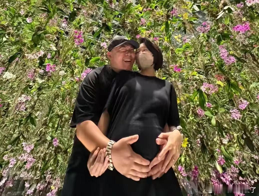 #郝劭文老婆晒照官宣怀孕#林宁瑞戴着口罩站在超大的球球中间拍照，她双手捧着孕肚出