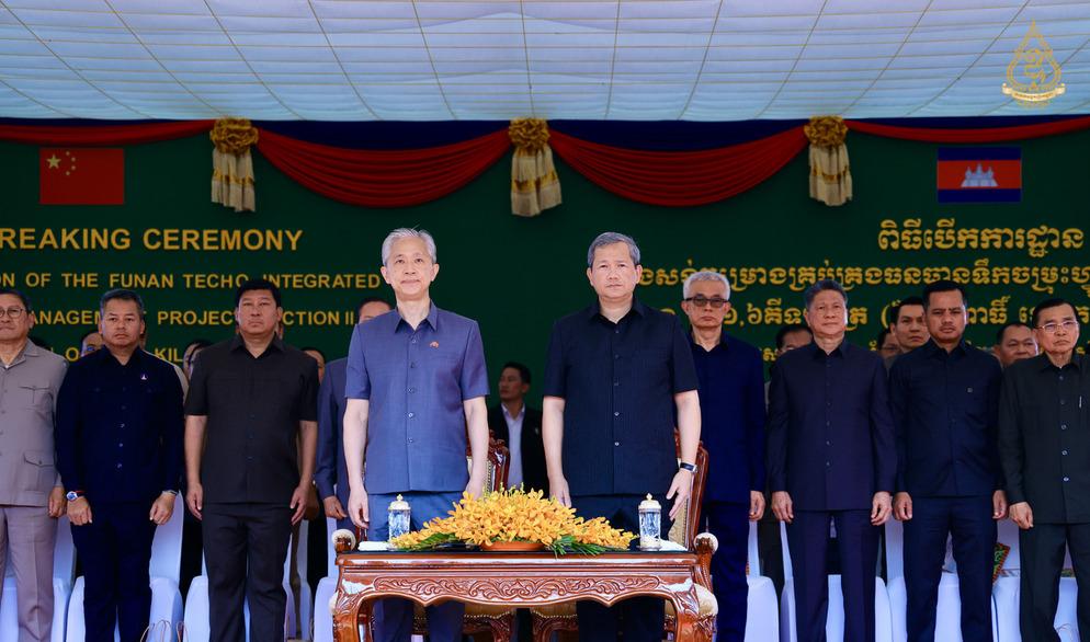 就在前几天，柬埔寨一个小县城里，几十台大型机械轰隆待发，中柬两国国旗在工地上迎风