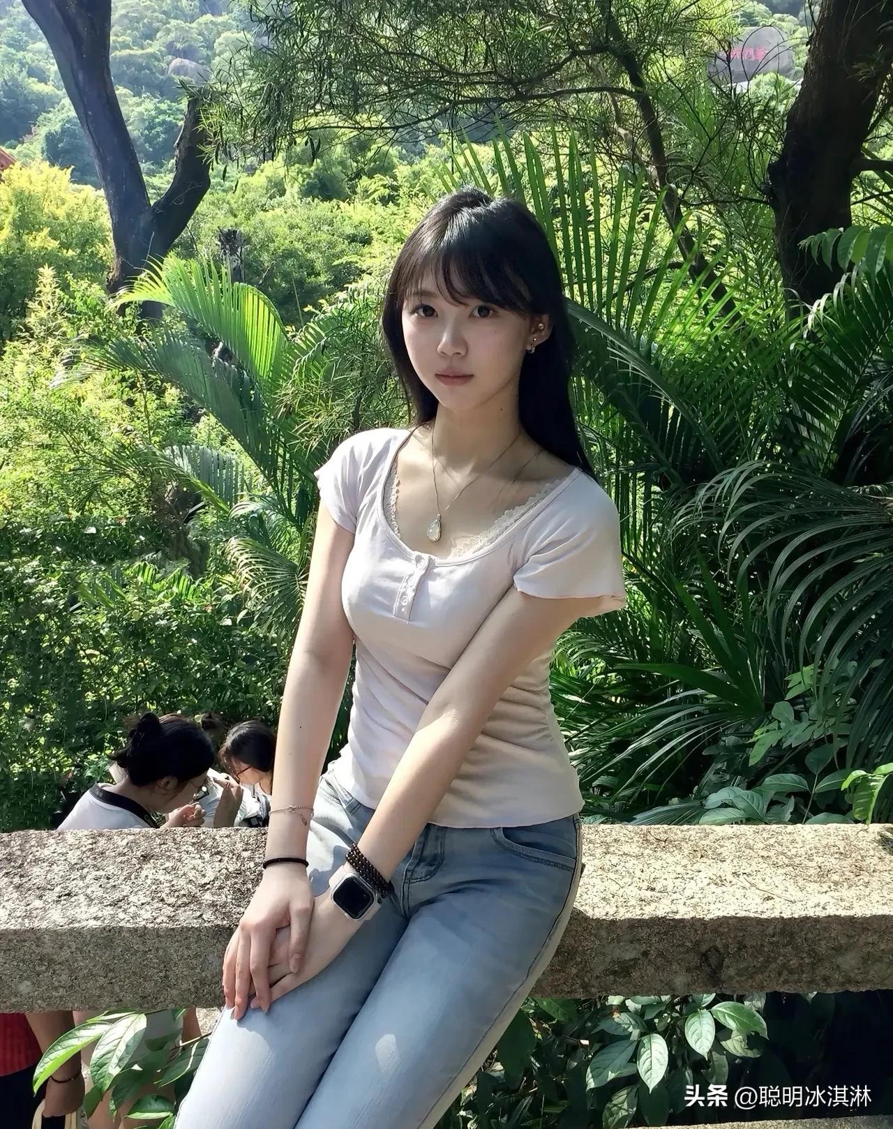 逆光奔跑，山川为背景，
每一帧都是青春的风景。  
自律与自由碰撞，
汗水里藏着