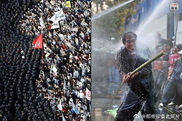 图左：2003年4月2日，韩国首尔，大批抗议者和防暴警察发生冲突，抗议卢武铉政府