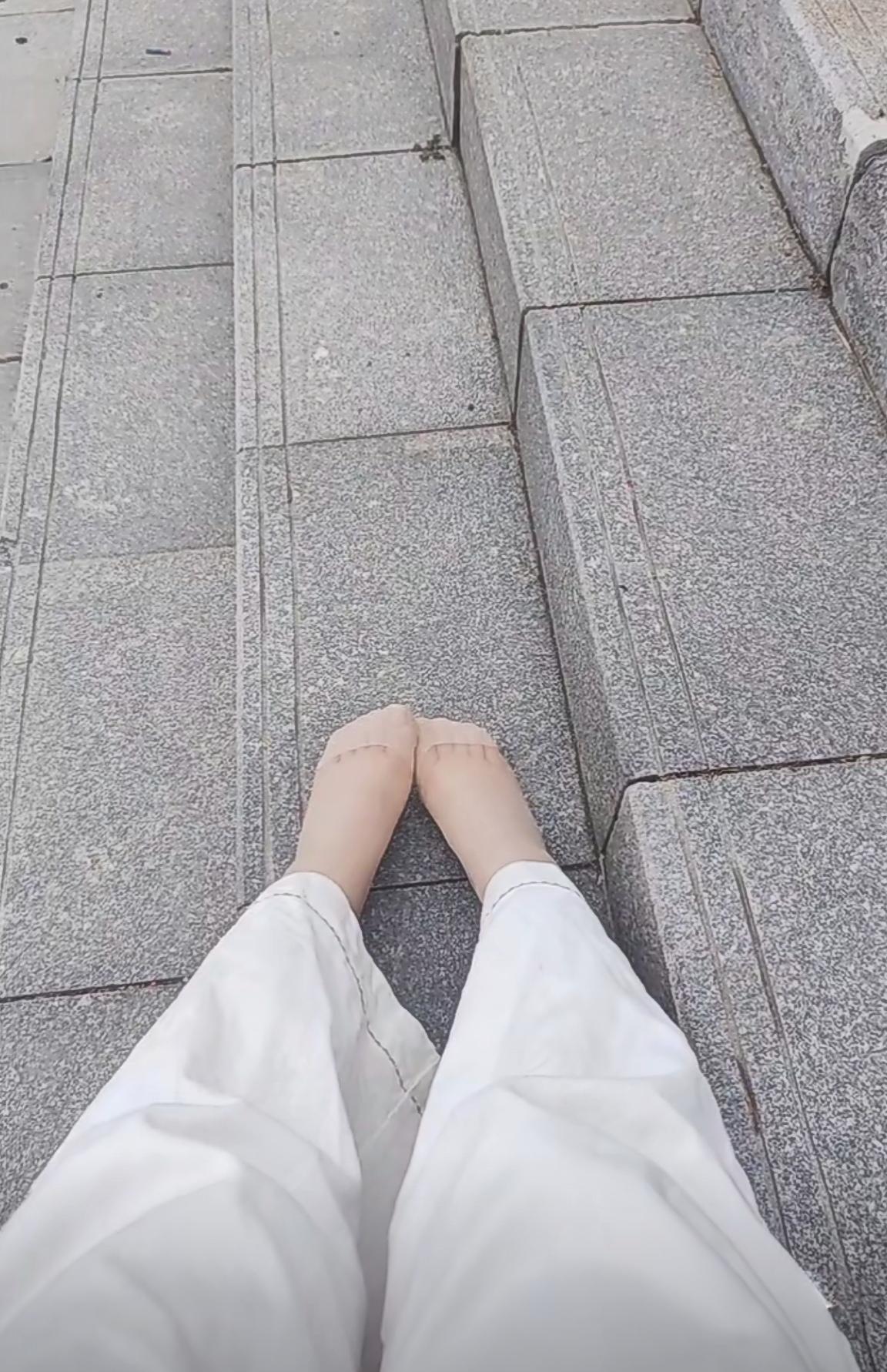 换上舒服的白裤子，踩着软乎乎的丝袜沿街慢慢走。不用追赶时间，路边安静又治愈，简简
