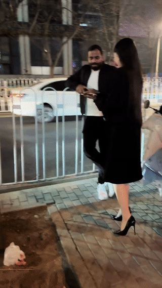 外国男人的魅力这么大吗？
一名穿着时尚的年轻女子竟然主动凑上前加外国男人的微信号