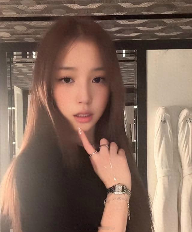 赵薇16岁女儿近期照片引起讨论，穿衣打扮和气质变化挺大，跟王菲女儿是完全不同的风