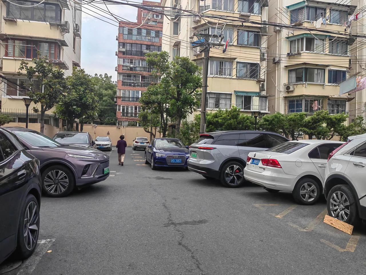 上海的小区停车已经这样了，生命通道也停车？

其实，住老小区很无奈，遵守规则讲道