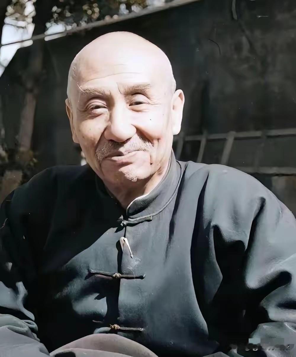 老阎到了晚年，独自一个人生活，感觉完全也很是凄凉，据说和老伴也离婚了，子女好像也