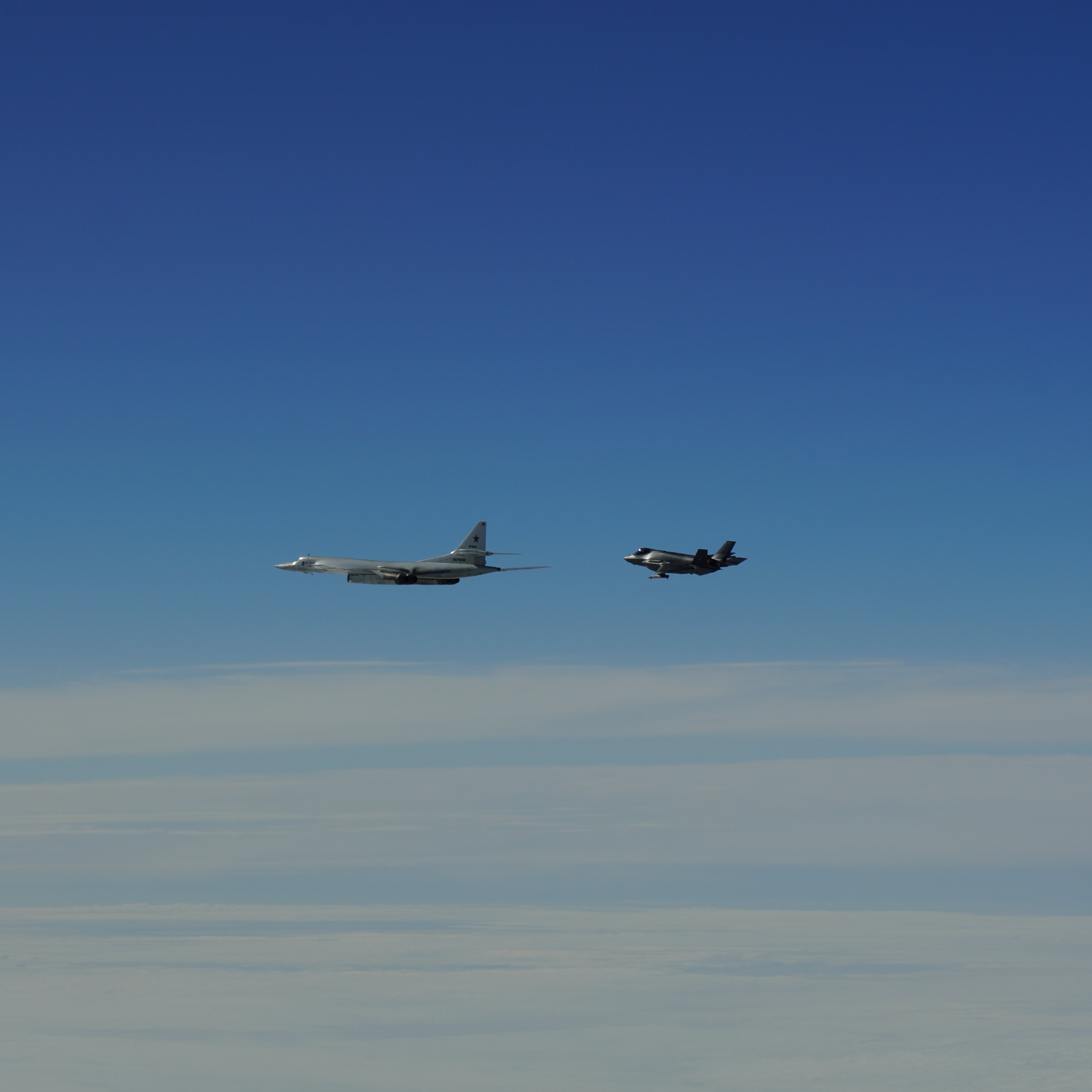 VKS继续和北约空军的猫鼠游戏，许久没见的Tu-160M1出来了，MiG-31B