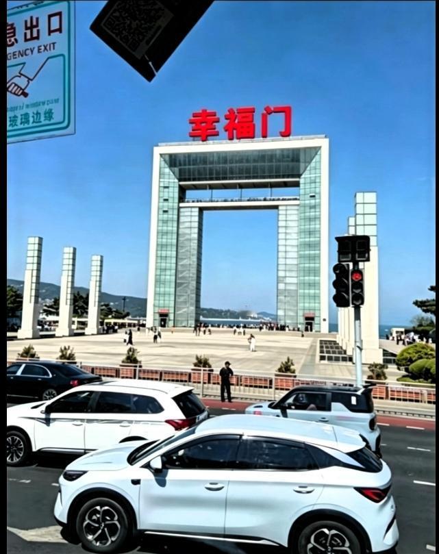 威海的幸福门，
真的是来这儿必打卡的地标！

站在海边远远看过去，这扇巨大的门就