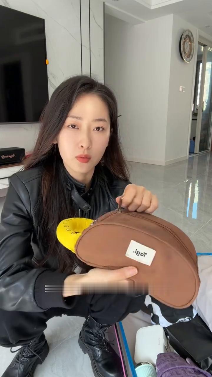 大家这个年过得怎么样？我已经收拾了行李准备返回剧组去拍戏了，好快。走之前就给大家