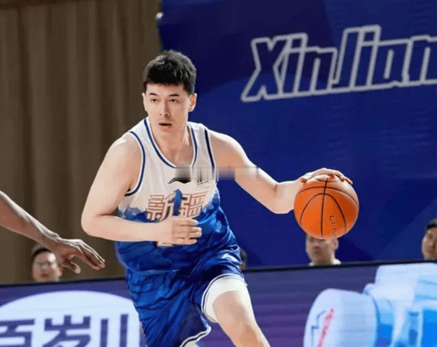 阿不都沙拉木比赛快结束的时候受伤的，已经很痛苦了，结果检查了之后还是让他继续留在