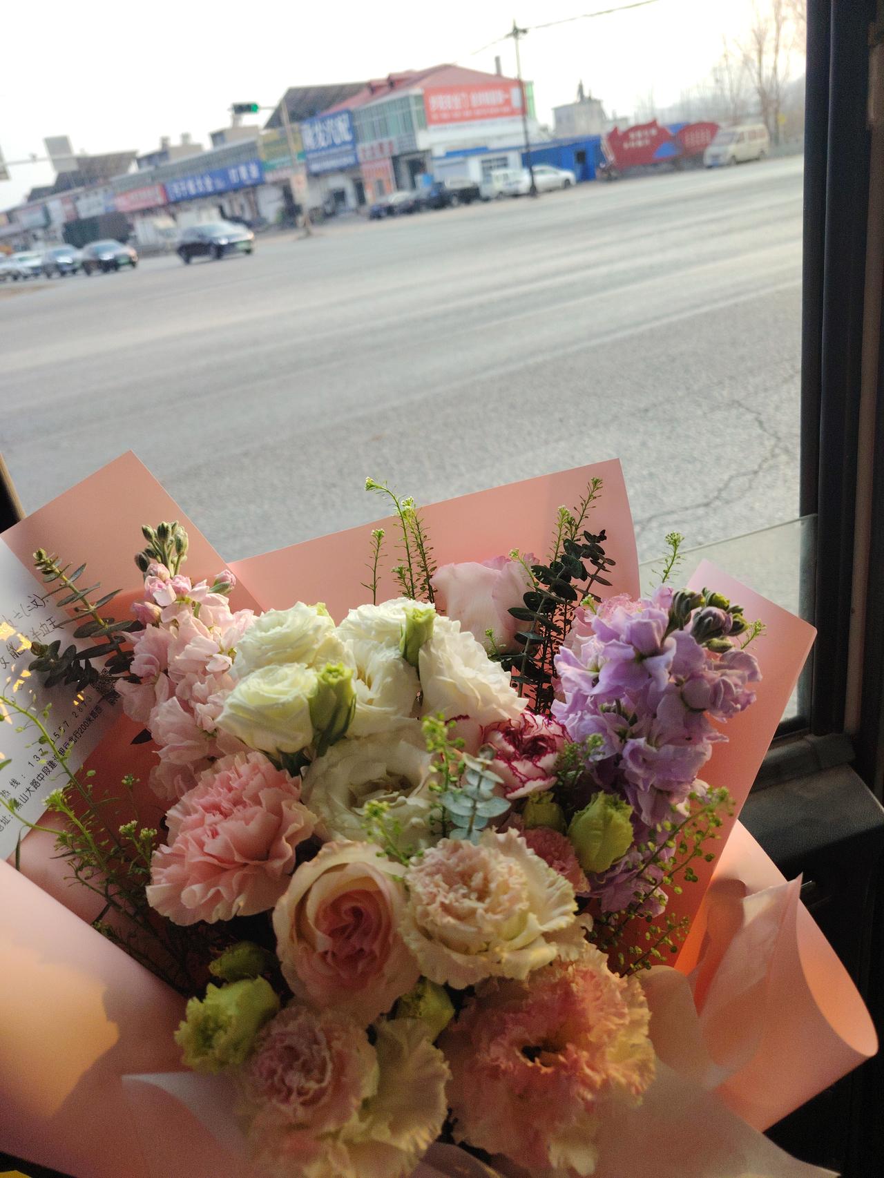 春日生活打卡季 春日里，窗台上的花束就是生活的浪漫注脚。
清晨，阳光穿过窗棂，轻