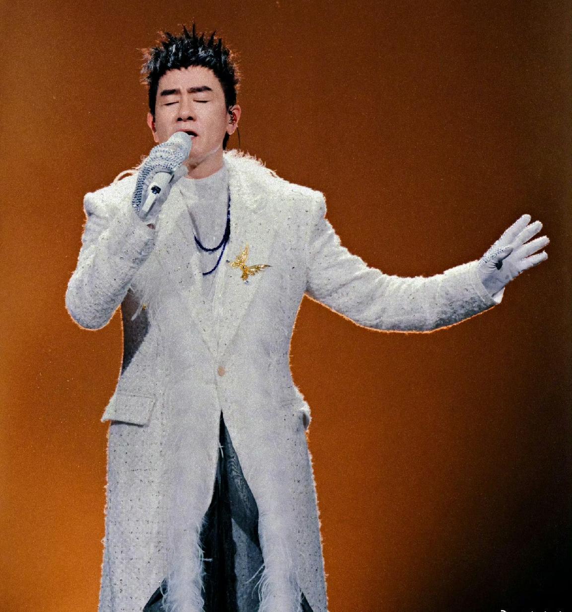 陈楚生广州场嘉宾是陈小春，他跟大湾区的哥哥们交情真不错哦！
追光吧哥哥结交了吴镇