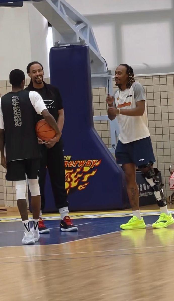 麦考尔伤情惹非议，带着护具还能伤腿金鸡独立，他还是暴漏了性格弱点


麦考尔比萨