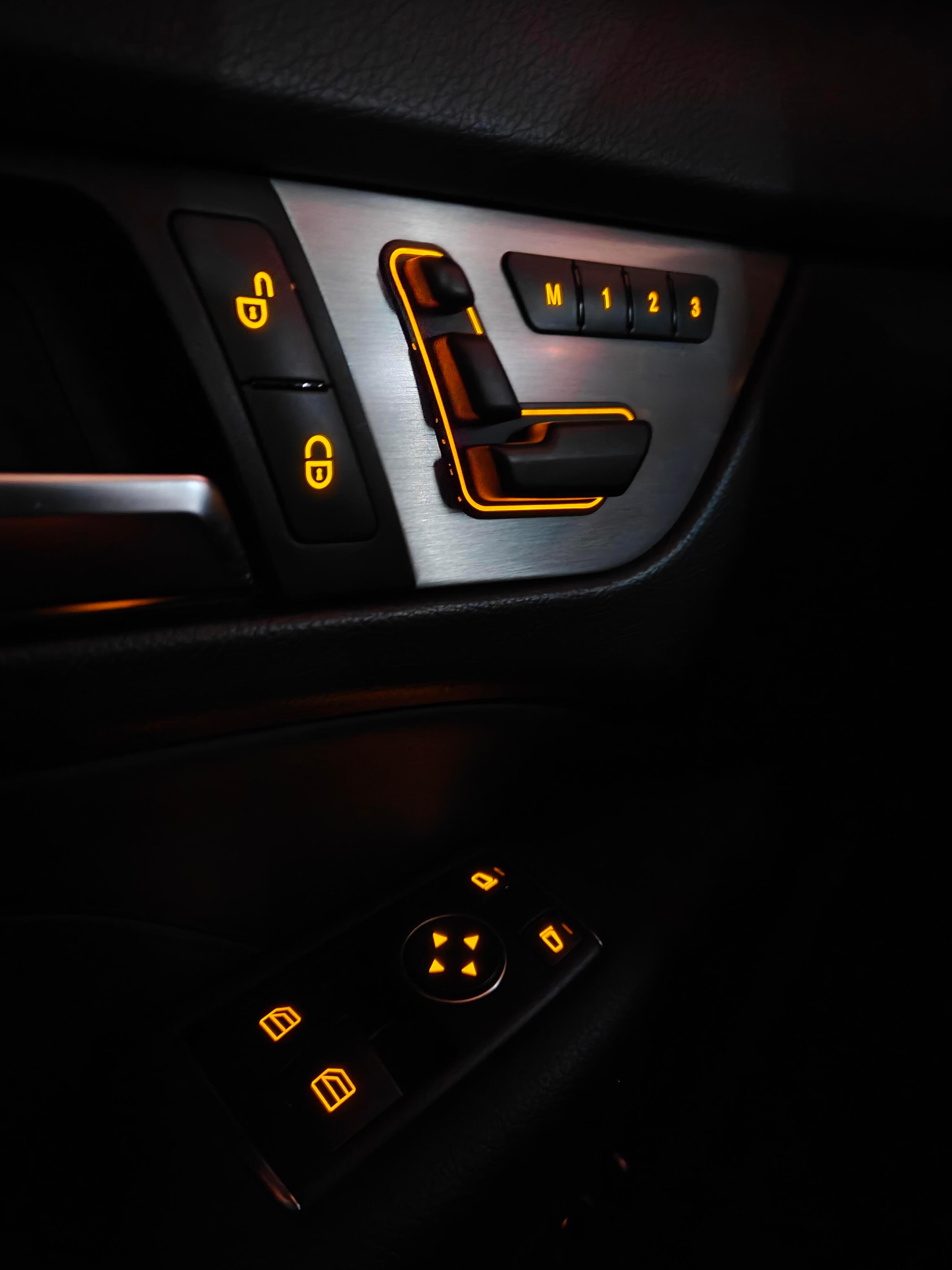 十年前的奔驰设计，光影效果让功能按键明晰又不耀眼，橘色光勾勒出颇具艺术感的线条
