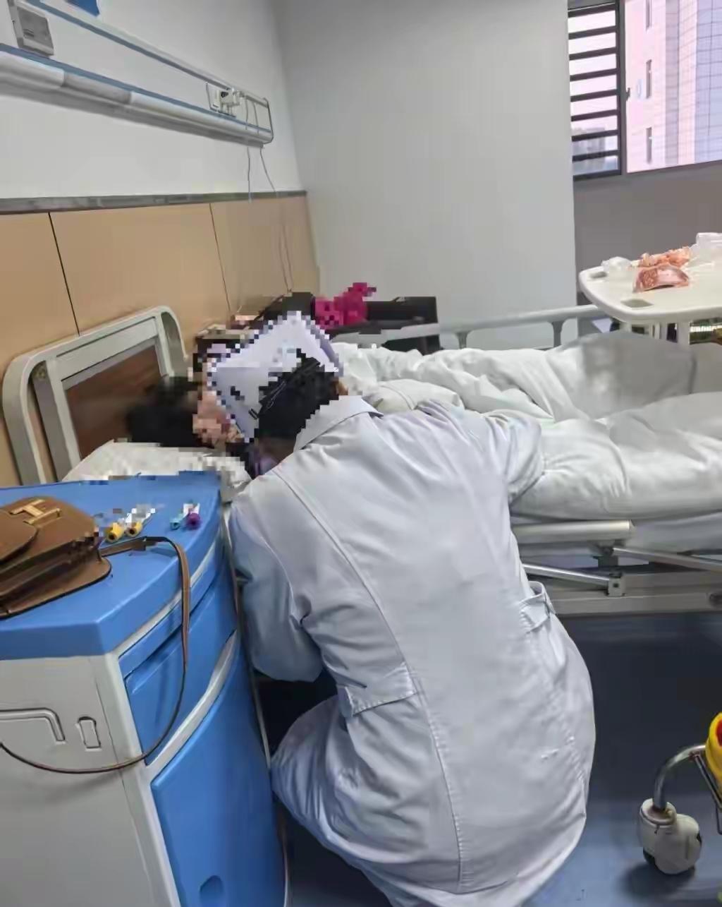 郑州，一所高中，高一学生军训的最后一天，教官以查寝室为名，强行带走一位女生，对其