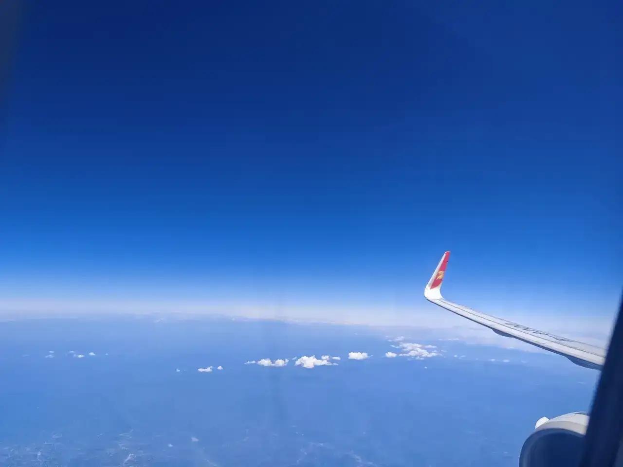 天空的颜色和状态总是在不断地变化，有时湛蓝如宝石，有时阴沉如墨。

天空颜色的变