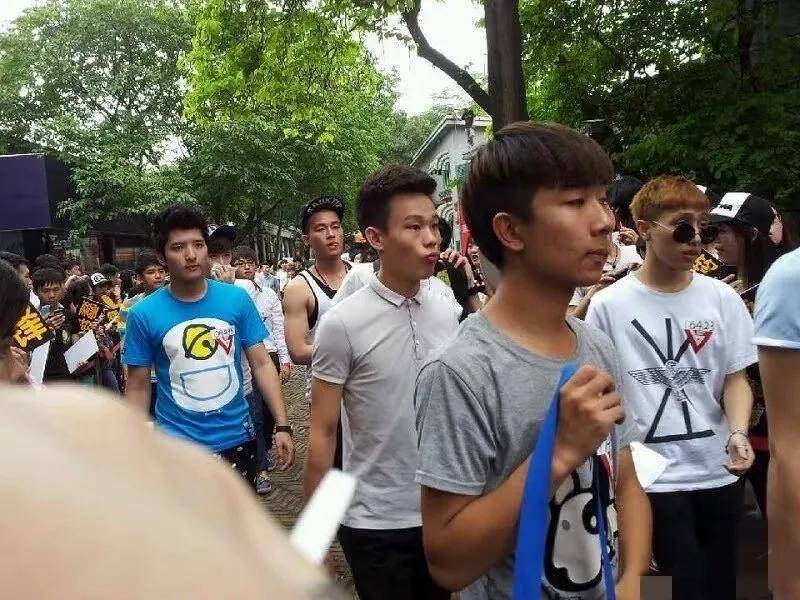 欧豪远古照片被扒，一个小动作暴露私下个性，揭开“封大脚”戏外另一面。

这波被扒